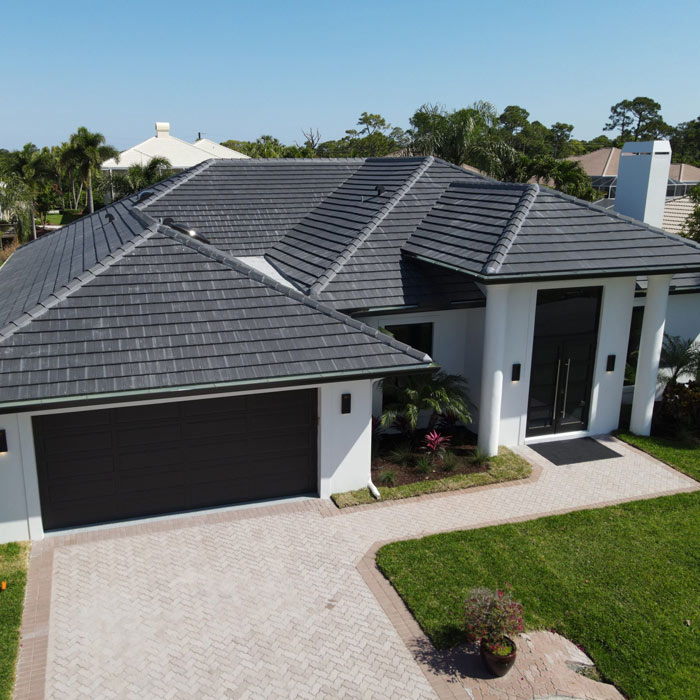 Flat Tile Re-Roof in Jupiter Florida: Finished Project. Professional Roofing Projects by MIW Roofing & Windows
