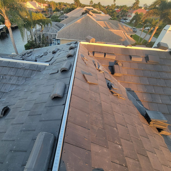 Flat Tile Re-Roof in Jupiter Florida: In Progress Roofing Project. Professional Roofing Projects by MIW Roofing & Windows