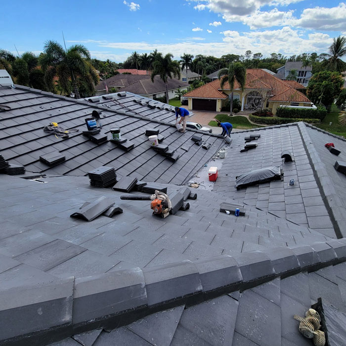 Flat Tile Re-Roof in Jupiter Florida: In Progress Roofing Project. Professional Roofing Projects by MIW Roofing & Windows